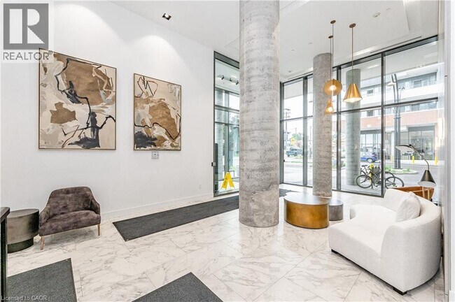 Building Photo - 15 Wellington St S