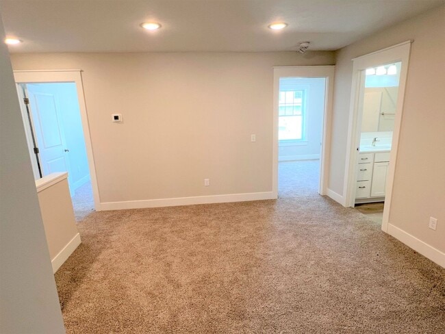 Foto del edificio - 4 Bed 2.5 Bath Townhome