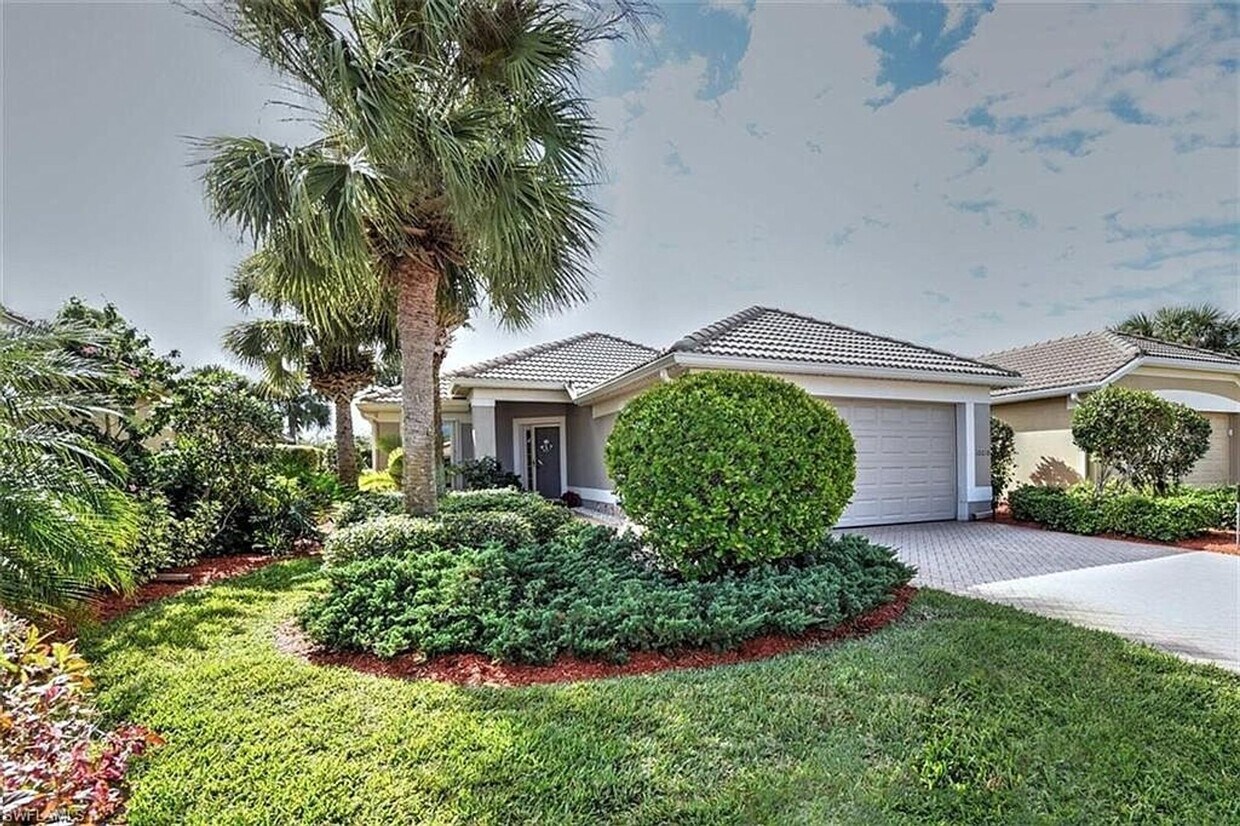 Foto principal - 3 bedroom 2 bath pool home in Colonial Cou...