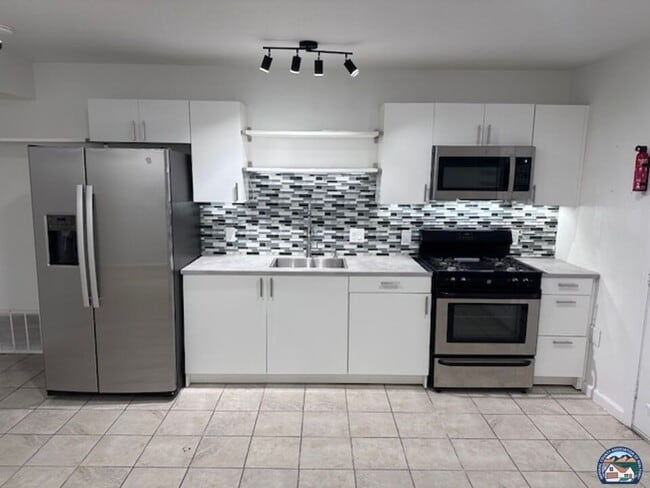 Building Photo - 839 W Orange Ave