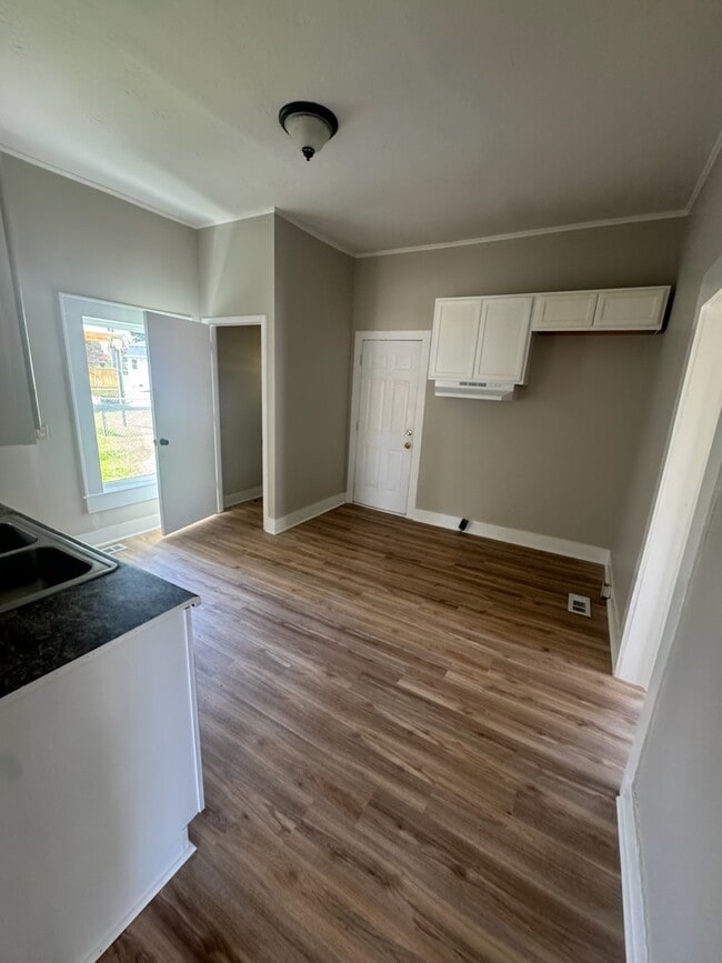 Building Photo - 8 Hames St