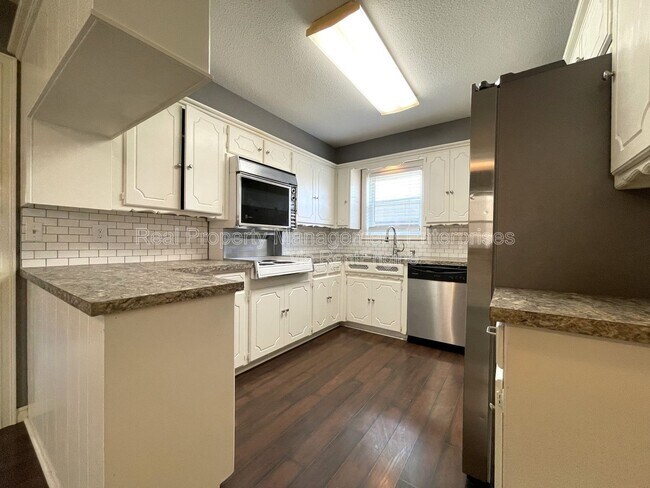 Foto del edificio - 6317 N Warren Ave