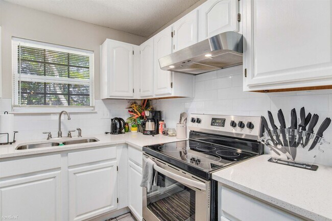 Foto del edificio - 2 br, 1 bath Triplex - 3410 Green Briar Ci...