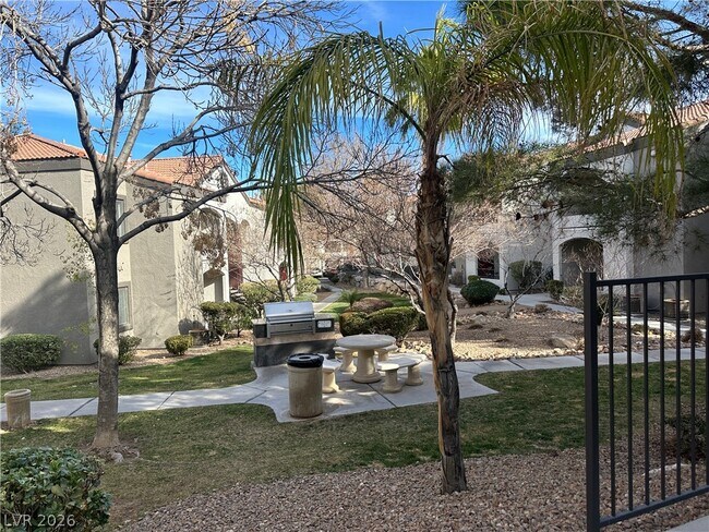 Foto del edificio - 950 Seven Hills Dr