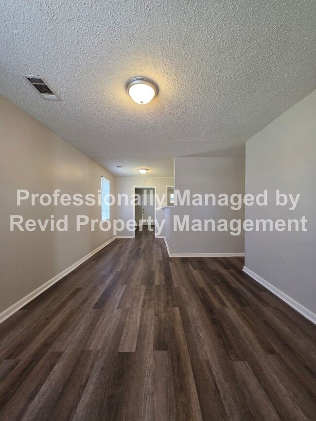 Building Photo - SECTION 8 ACCEPTED