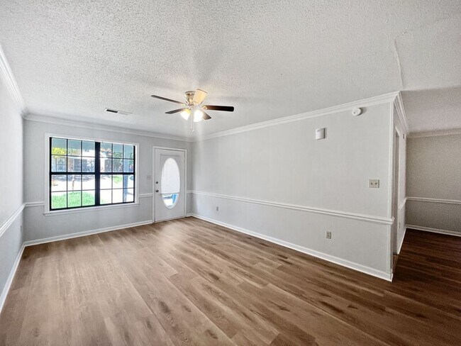 Foto del edificio - 3275 Edenshire Ln