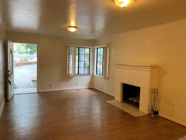 Building Photo - Great four bedroom two bath house Near DLI...
