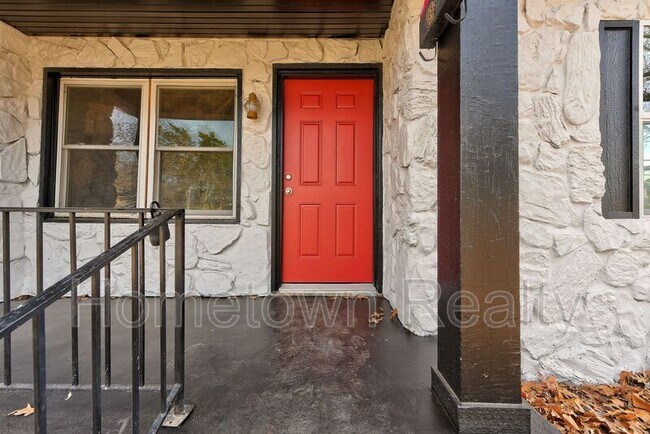 Building Photo - 1103 N Louisa Ave