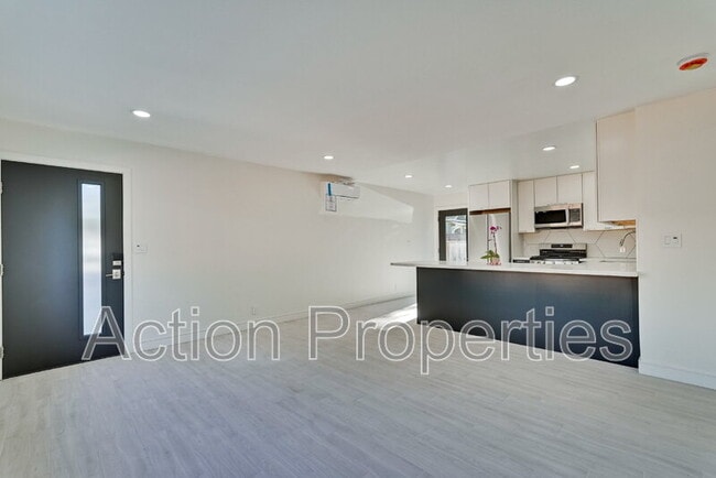 Building Photo - 664 Ehrhorn Ave