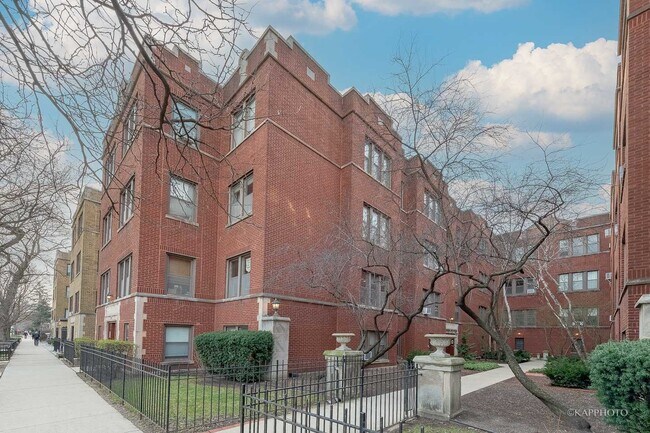 Building Photo - 1323 W Addison St