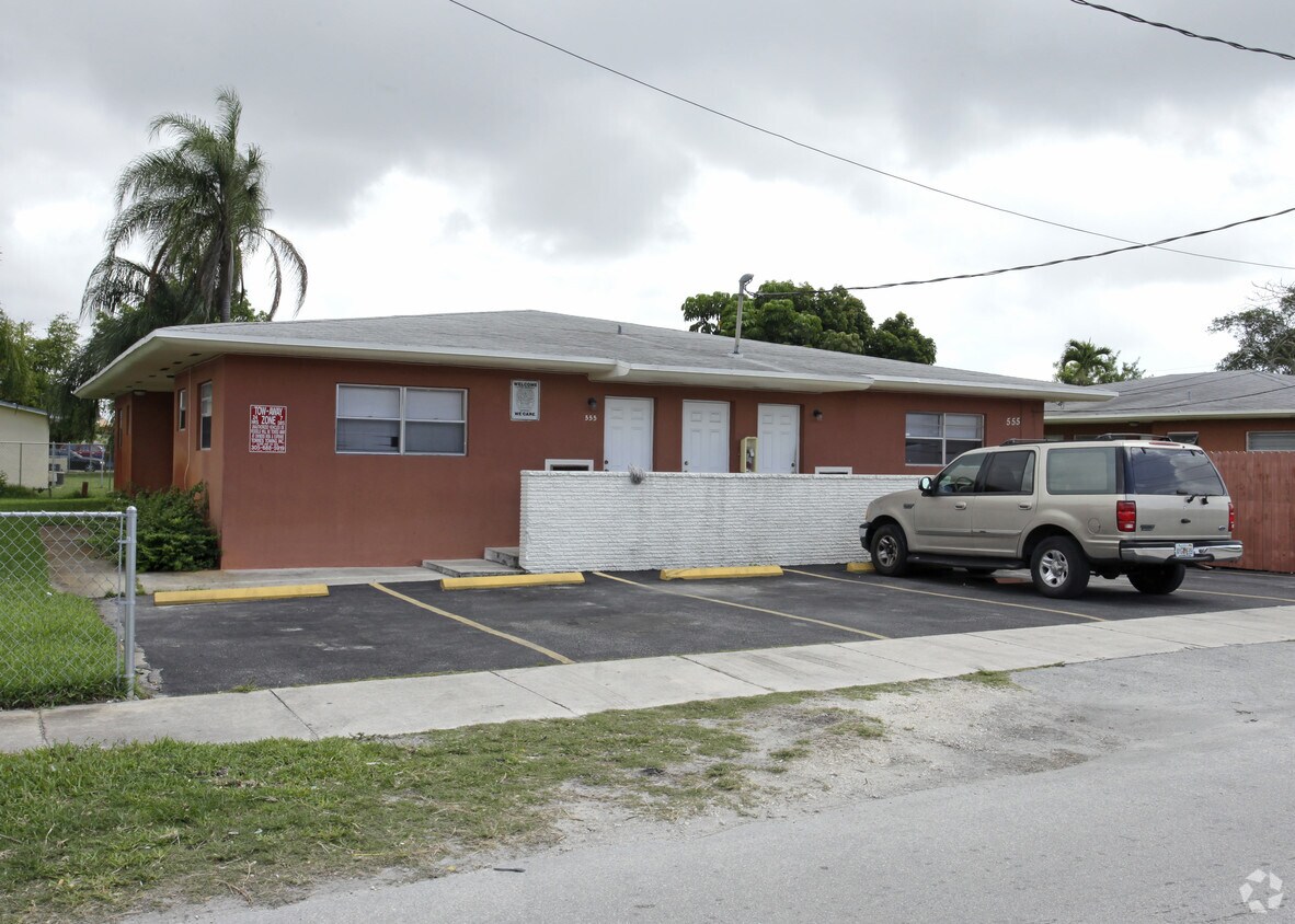 Foto del edificio - 555-565 NE 149th St