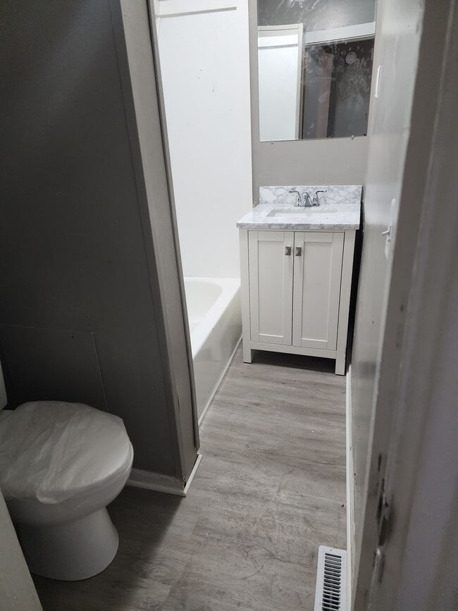 Foto del edificio - 2 bed 1 bath upstairs apartment