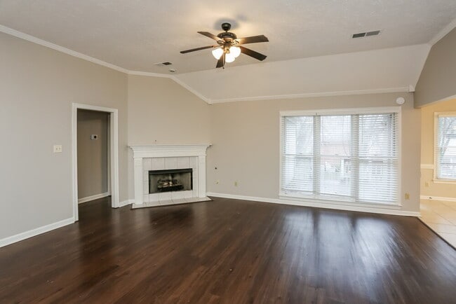 Building Photo - 8633 Meadow Green Dr