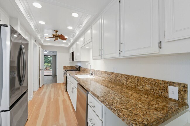 Foto del edificio - Beautiful four bedroom, three bath, townhouse available for rent. A must see.