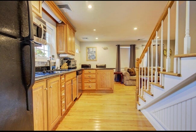 Kitchen first floor - 18 Lake Shore Dr