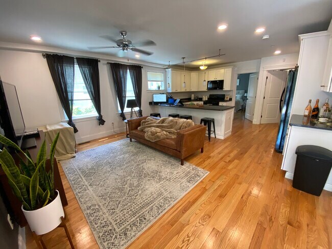 Building Photo - 12 Fern St