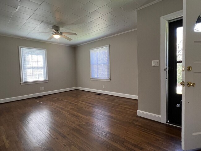 Foto del edificio - MOVE-IN READY!