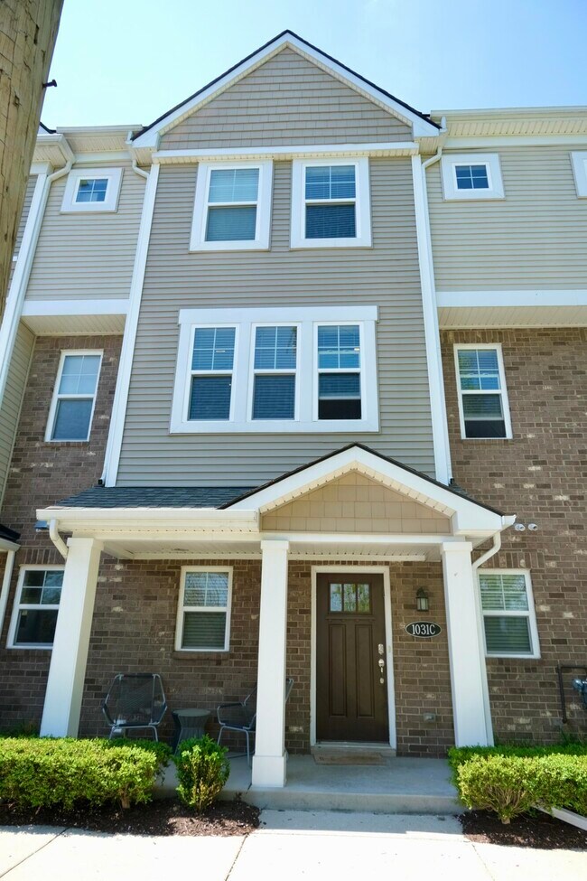 Building Photo - 1031 N Sherman Dr