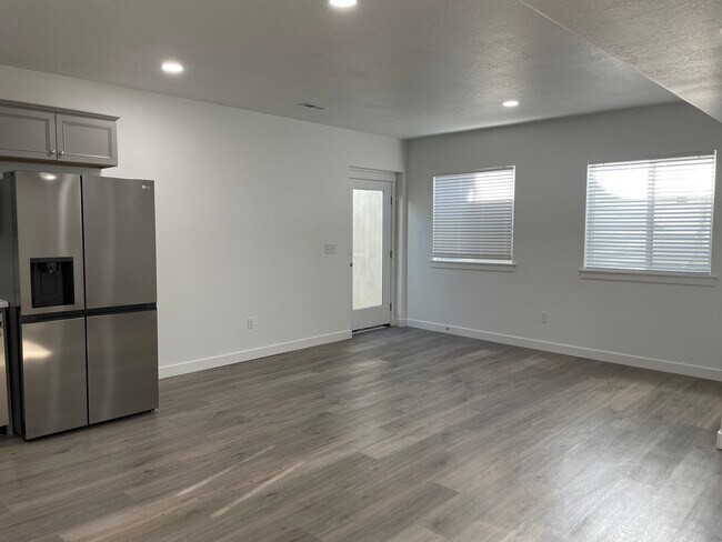 Foto del edificio - 1143 S Village Dr