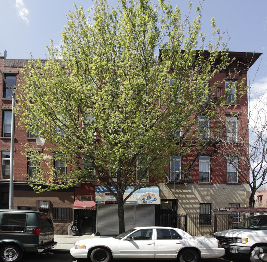 Foto del edificio - 304 Tompkins Ave