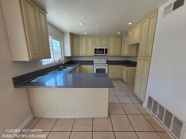 Foto del edificio - Rialto 4 Bedroom Home with Swimming Pool