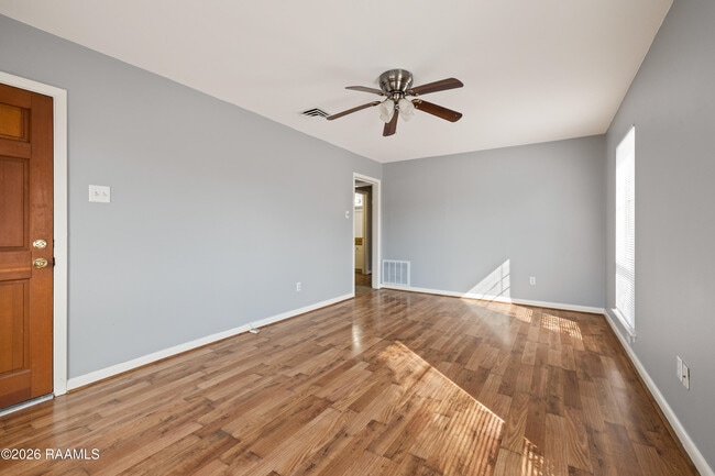 Foto del edificio - 207 Ashwood Dr