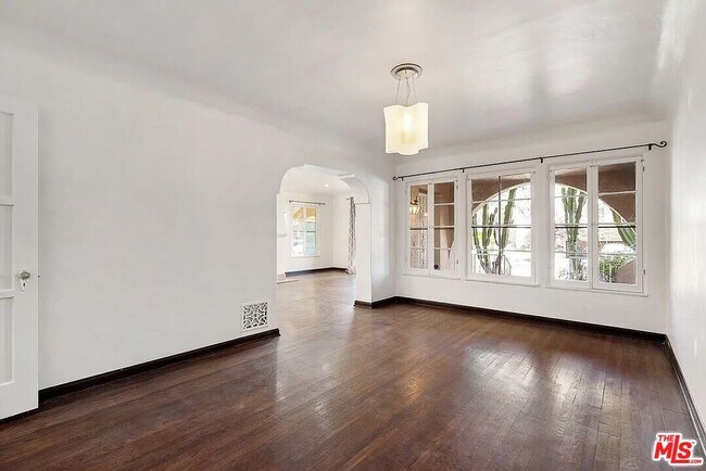 Foto del edificio - 8230 Blackburn Ave