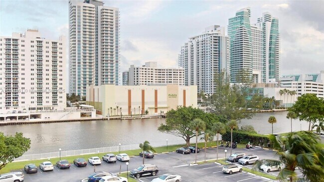 Foto del edificio - 800 Parkview Dr