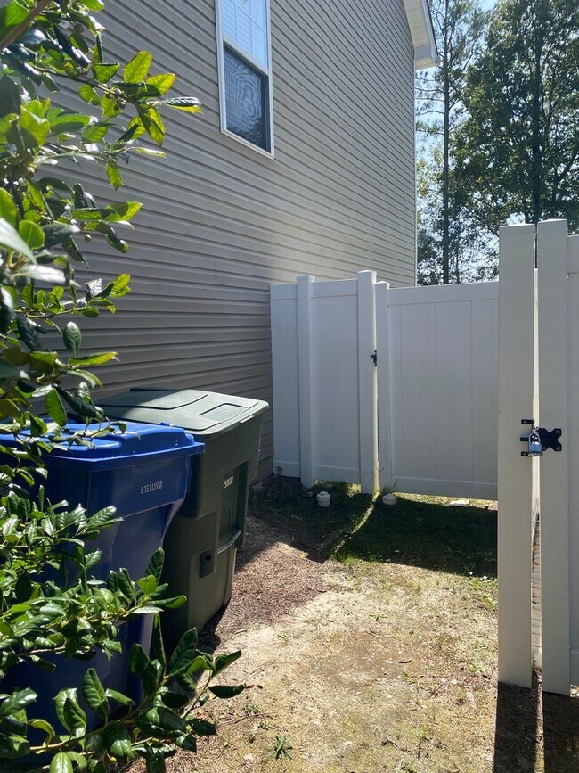 Foto del edificio - AVAILABLE NOW! End-Unit Townhouse in Pennington Square
