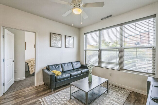 Foto del edificio - 305 E Front St