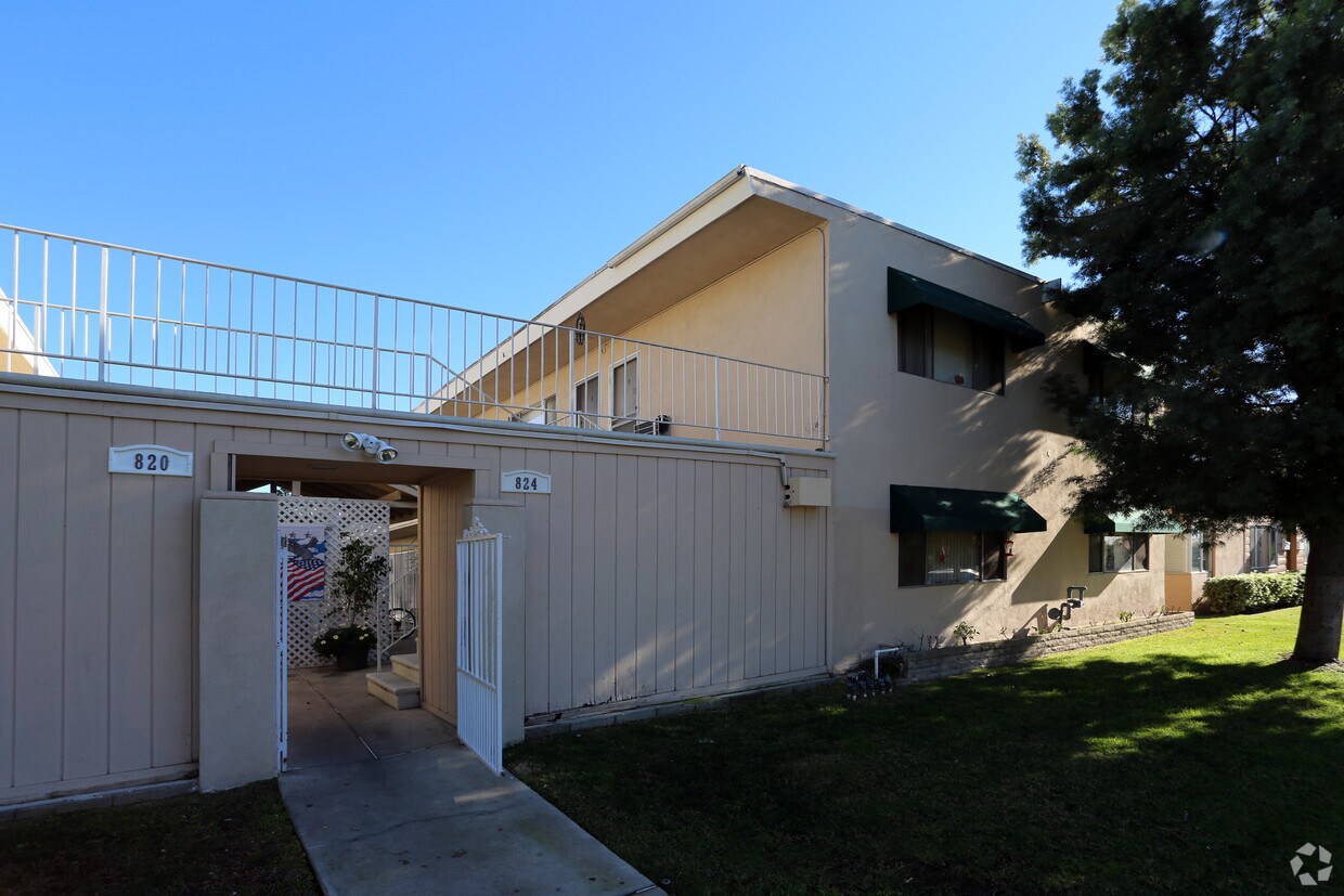 Building Photo - 820 S Walnut Ave