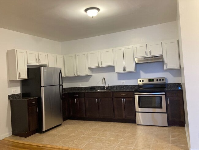 Building Photo - East Rogers Park Three Bedroom/Two Bath *I...