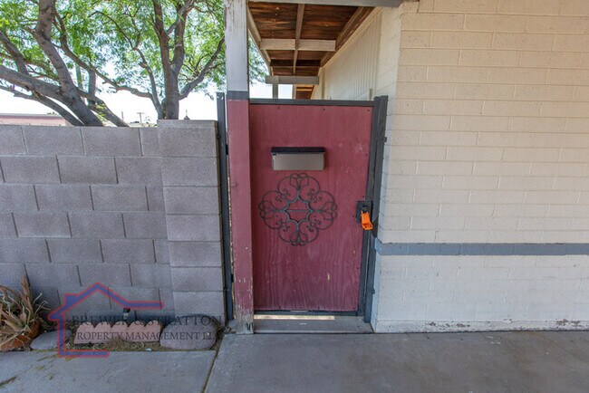 Foto del edificio - 333 N Dobson Rd - 3 BR, 2 BA - NO HOA!!!