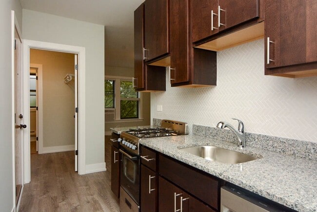 Building Photo - 712 W Brompton Ave