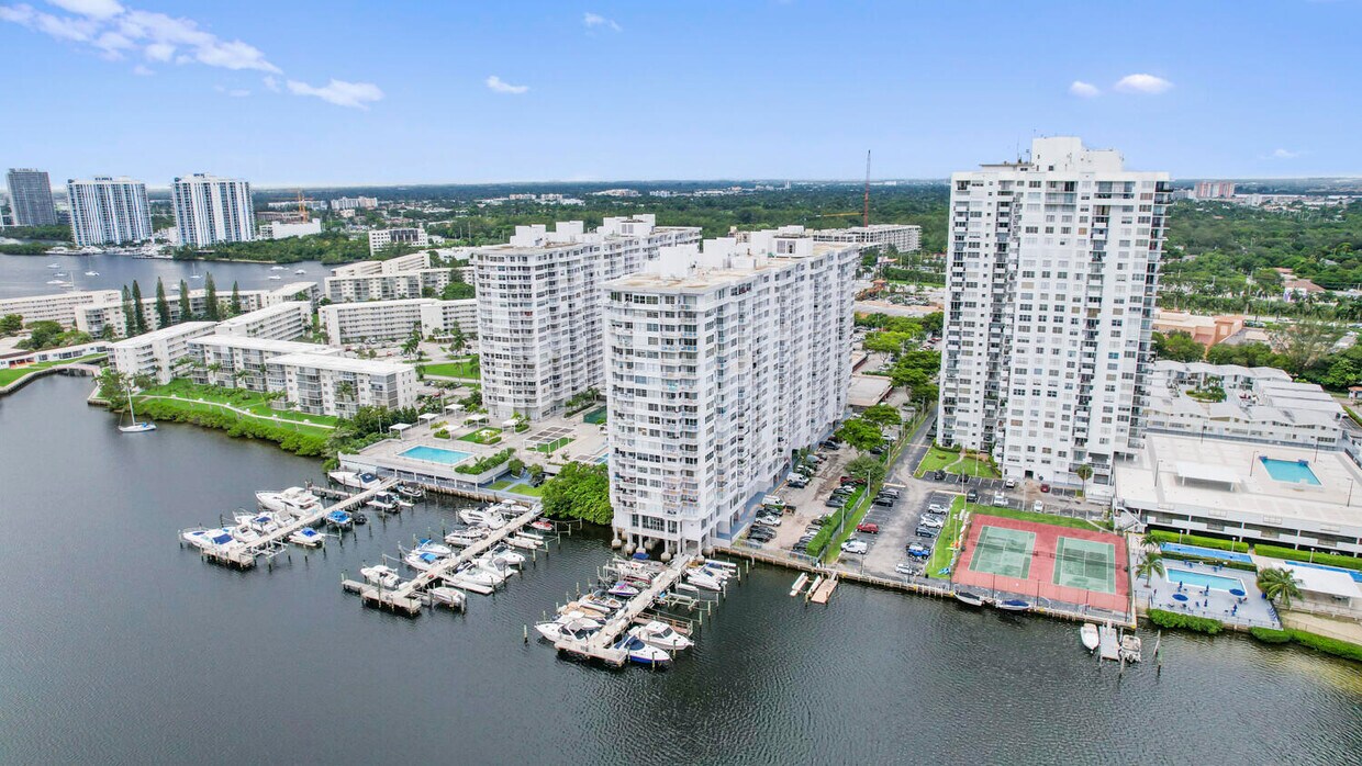 Foto principal - 18051 Biscayne Blvd