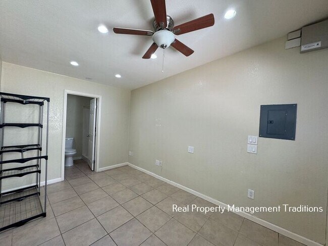 Building Photo - Great deal on a 1 + 1 in Lancaster!