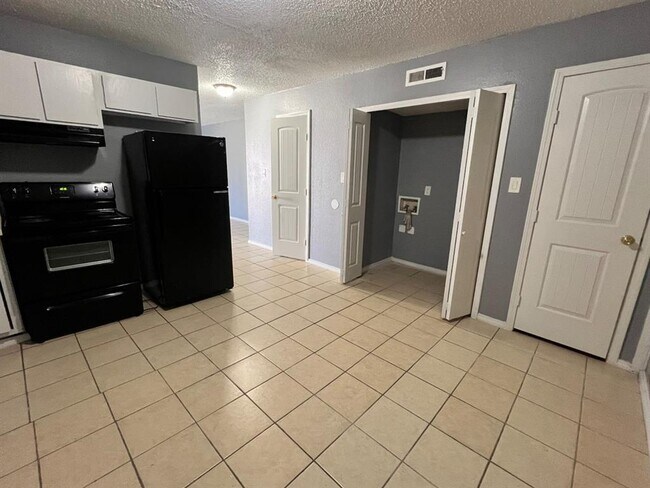 Building Photo - 609 Sinclair Dr