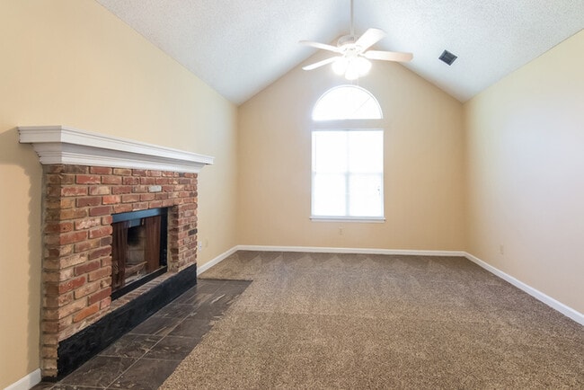 Building Photo - Lovely Home in Winslow Subdivision