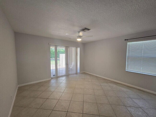 Foto del edificio - 9310 Silver Glen Way