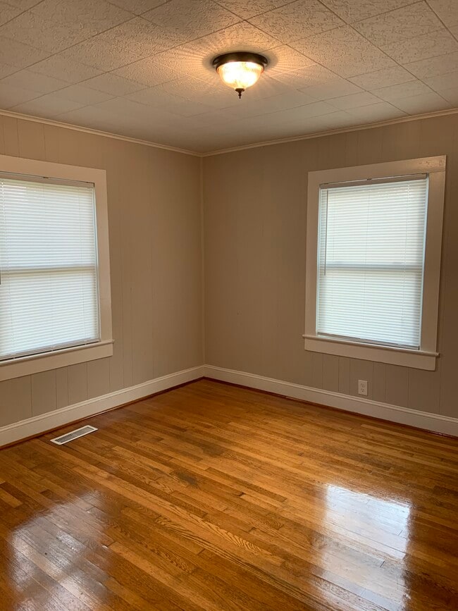 Bedroom 2 - 210 Oakview Rd
