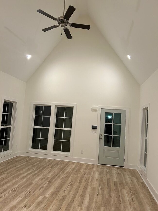 Building Photo - 1098 Burrow Cir