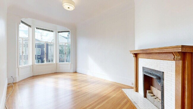 Foto del edificio - Bright Top-Floor 2BR / 1.5BA Apartment North of Panhandle & Next to Golden Gate Park