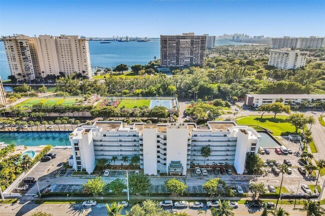 Foto del edificio - 1650 NE 115th St