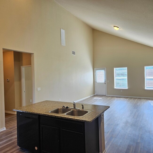 Building Photo - 727 Luna Vista Dr