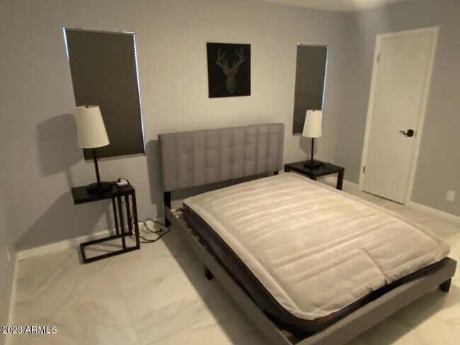 Building Photo - 1820 E Morten Ave