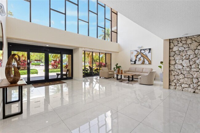 Foto del edificio - 16400 Golf Club Rd