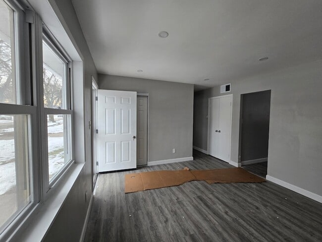 Building Photo - 1044 Hobart St