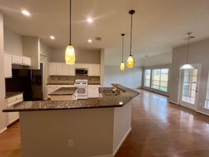 Building Photo - 11535 Oak Lake Park Dr