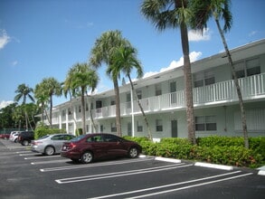 Building Photo - 2600 SW 22nd Ave