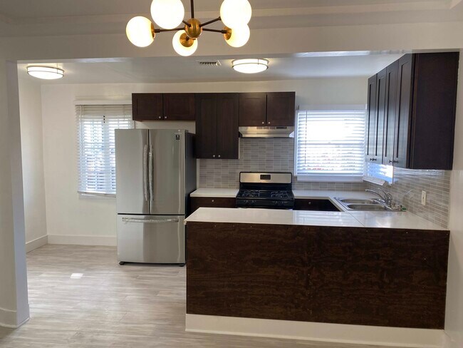 Foto del edificio - 2453 Barry Ave